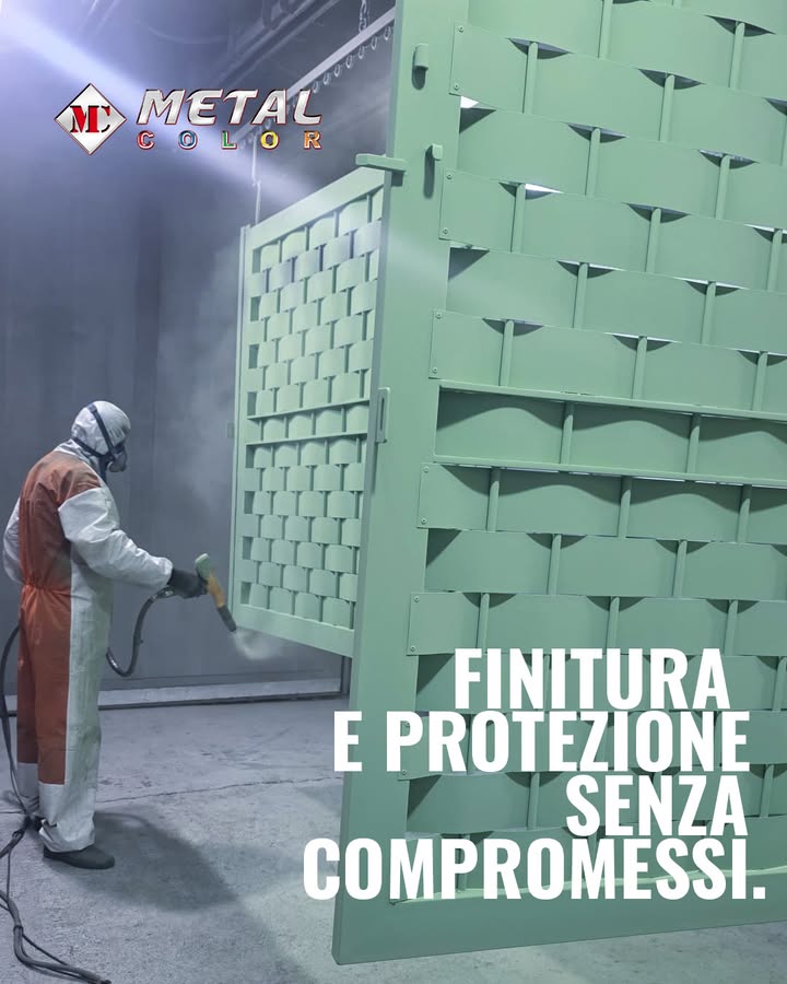 Fase di verniciatura a polvere termoindurente di un cancello a