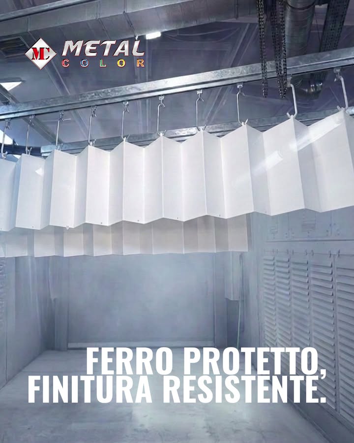 Verniciatura di una scala in ferro, sottoposta a un accurato